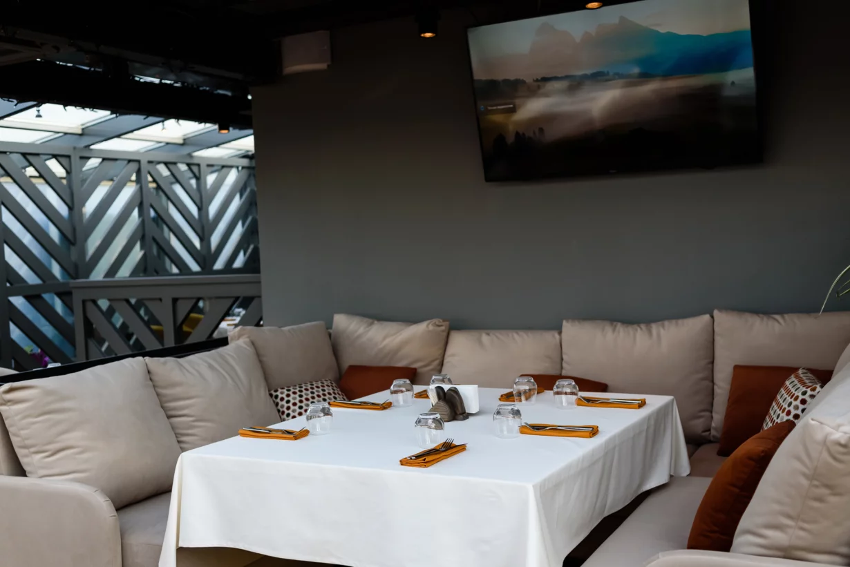 Интерьер/Экстерьер/Банкетная зона/Бар/Стол для двоих/Вход/Главный зал/Lounge зона ресторан Паруса на крыше фото