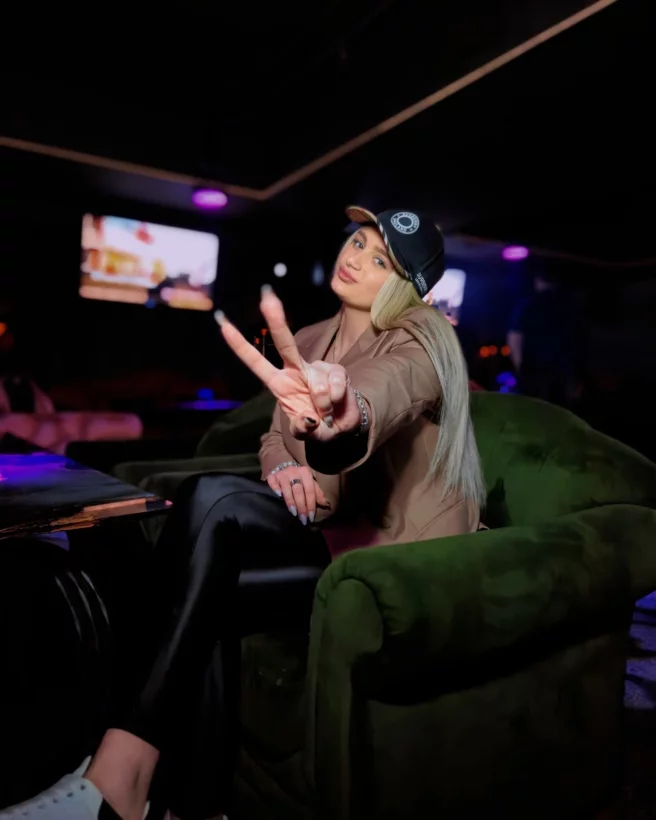 Интерьер/Экстерьер/Банкетная зона/Бар/Стол для двоих/Вход/Главный зал/Lounge зона караоке-клуб Мариус фото