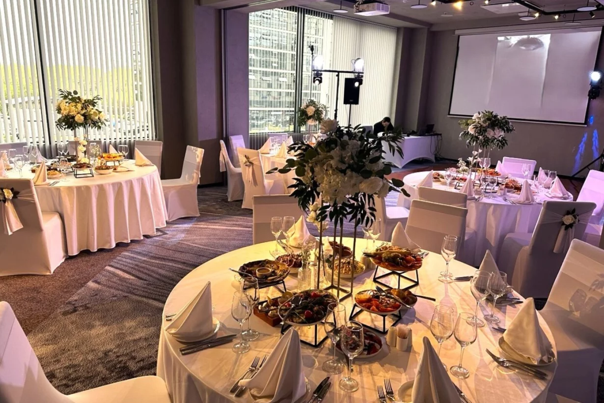 Интерьер/Экстерьер/Банкетная зона/Бар/Стол для двоих/Вход/Главный зал/Lounge зона ресторан Domina Пулково фото