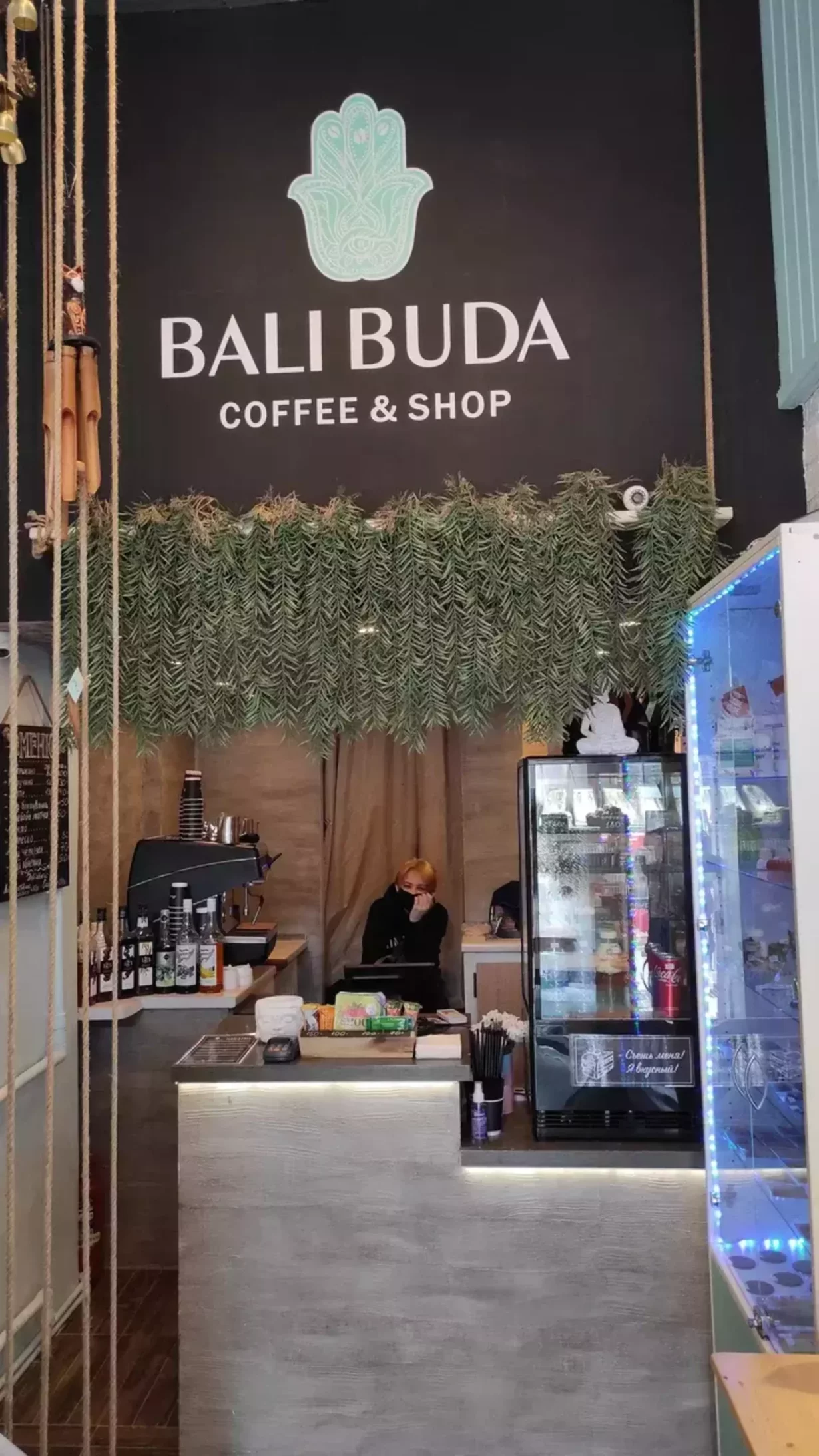 Интерьер/Экстерьер/Банкетная зона/Бар/Стол для двоих/Вход/Главный зал/Lounge зона кофейня Bali Buda фото