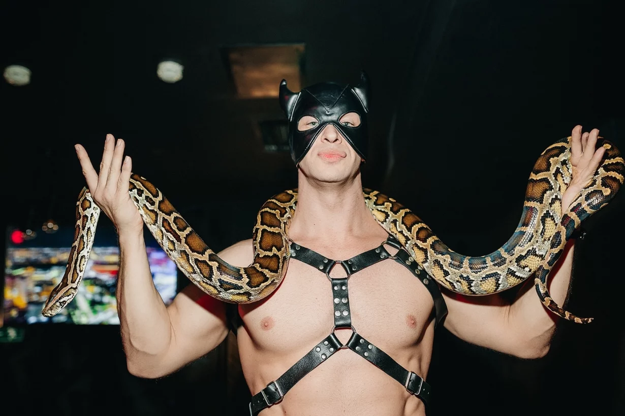 Интерьер/Экстерьер/Банкетная зона/Бар/Стол для двоих/Вход/Главный зал/Lounge зона клуб Синий Nebar фото