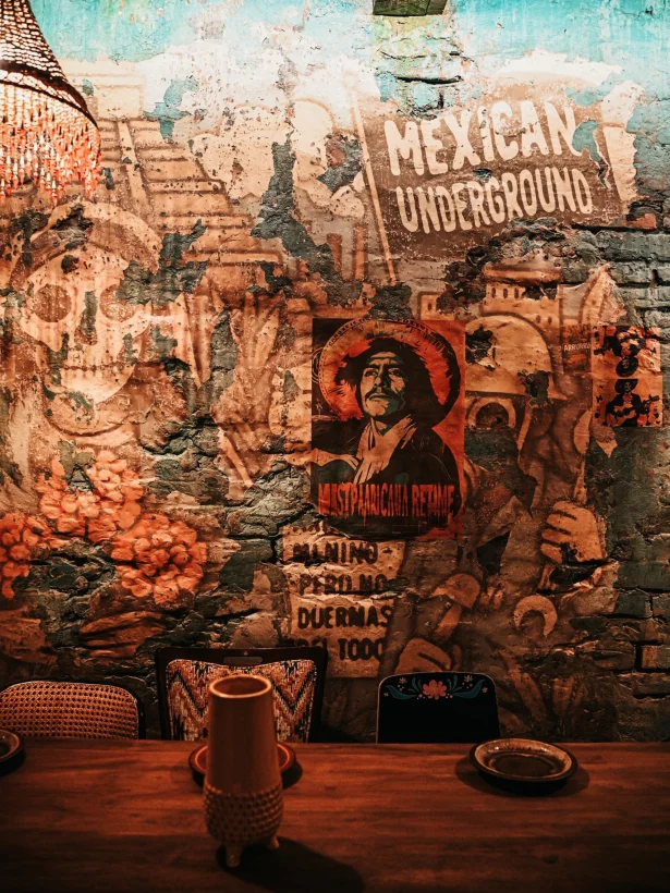 Интерьер/Экстерьер/Банкетная зона/Бар/Стол для двоих/Вход/Главный зал/Lounge зона ресторан Arrurru фото