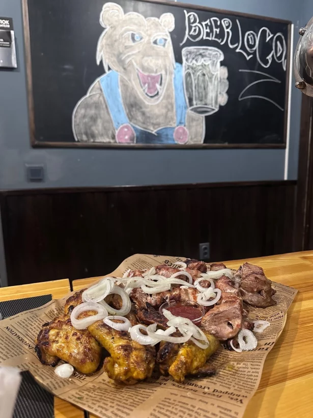 Интерьер/Экстерьер/Банкетная зона/Бар/Стол для двоих/Вход/Главный зал/Lounge зона кафе Берлога фото