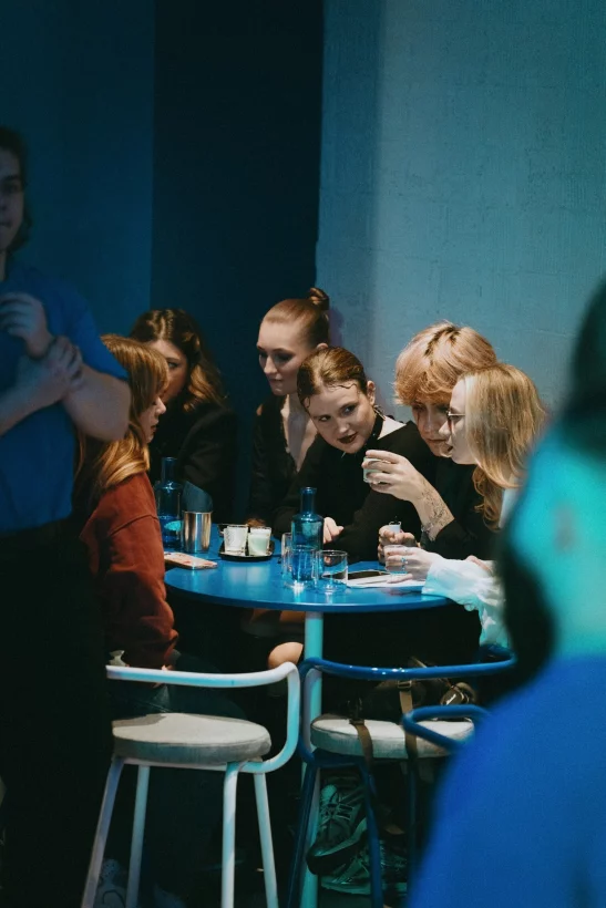 Интерьер/Экстерьер/Банкетная зона/Бар/Стол для двоих/Вход/Главный зал/Lounge зона бар Люди в синем фото