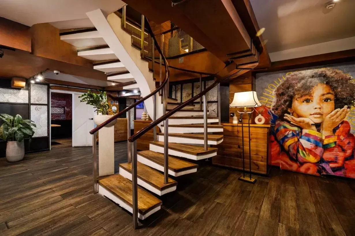 Интерьер/Экстерьер/Банкетная зона/Бар/Стол для двоих/Вход/Главный зал/Lounge зона ресторан Hite фото