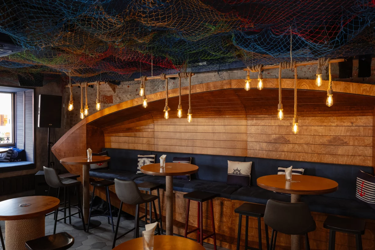 Интерьер/Экстерьер/Банкетная зона/Бар/Стол для двоих/Вход/Главный зал/Lounge зона бар Моряк и чайка фото