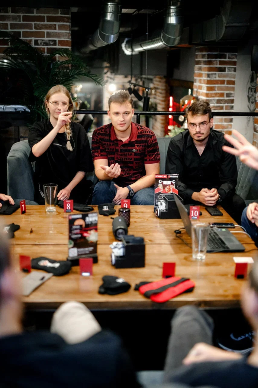 Интерьер/Экстерьер/Банкетная зона/Бар/Стол для двоих/Вход/Главный зал/Lounge зона бар For by Friends фото