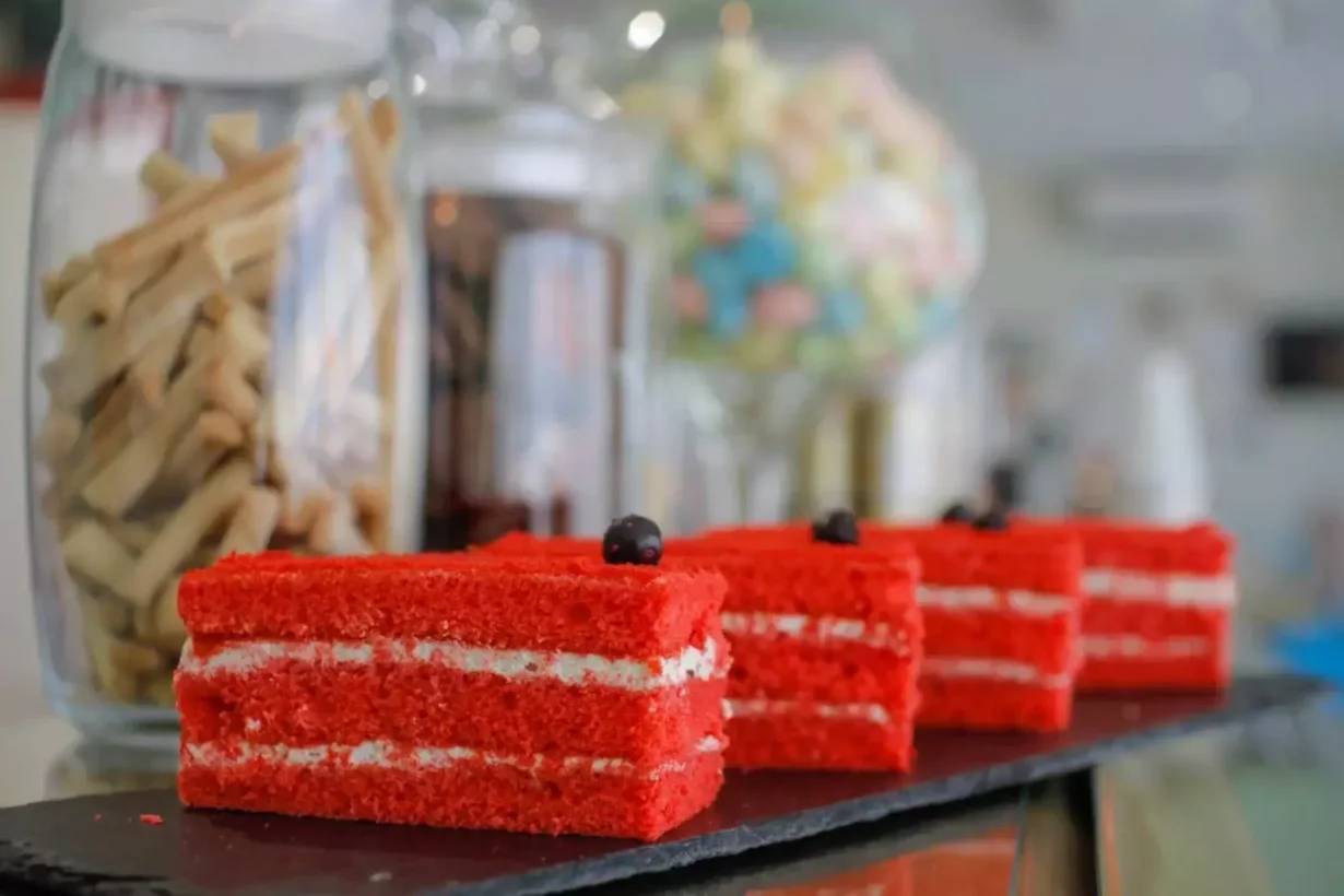 Интерьер/Экстерьер/Банкетная зона/Бар/Стол для двоих/Вход/Главный зал/Lounge зона кондитерская Десертная лавка фото