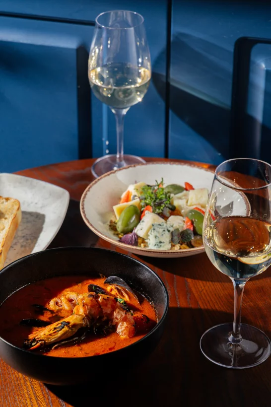 Интерьер/Экстерьер/Банкетная зона/Бар/Стол для двоих/Вход/Главный зал/Lounge зона ресторан Sapori di Italia фото