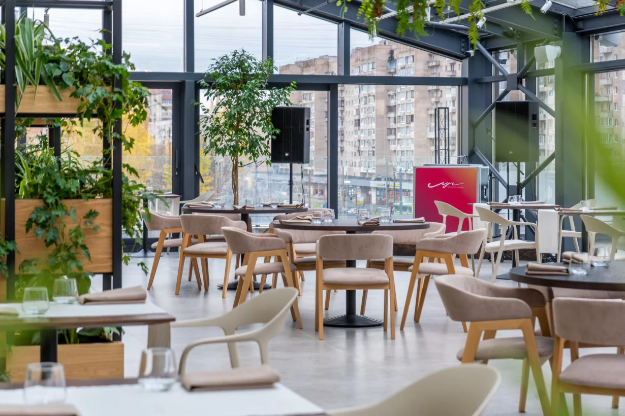 Интерьер/Экстерьер/Банкетная зона/Бар/Стол для двоих/Вход/Главный зал/Lounge зона ресторан Луч фото