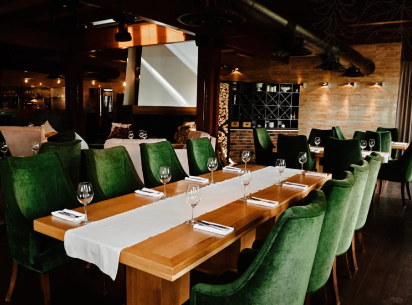 Каминный зал Chalet River Club