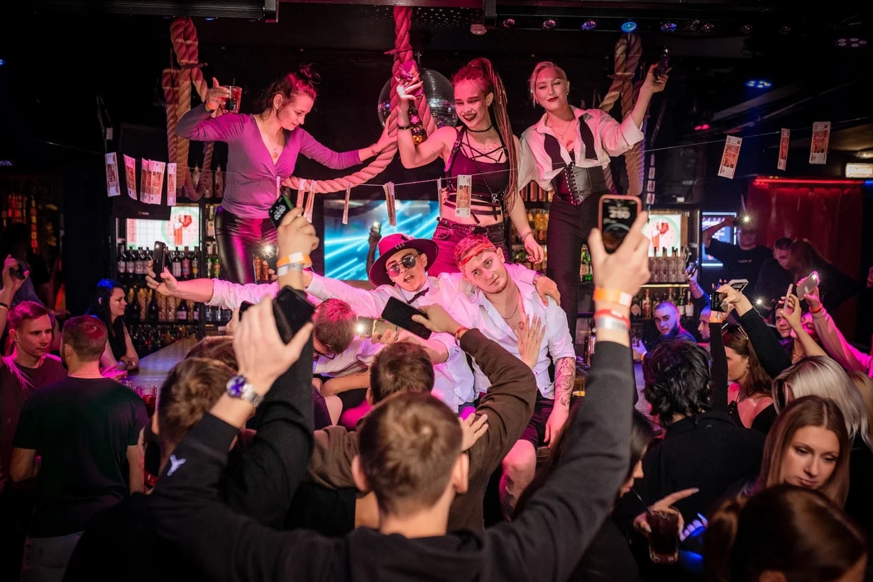 Интерьер/Экстерьер/Банкетная зона/Бар/Стол для двоих/Вход/Главный зал/Lounge зона клуб Синий Nebar фото