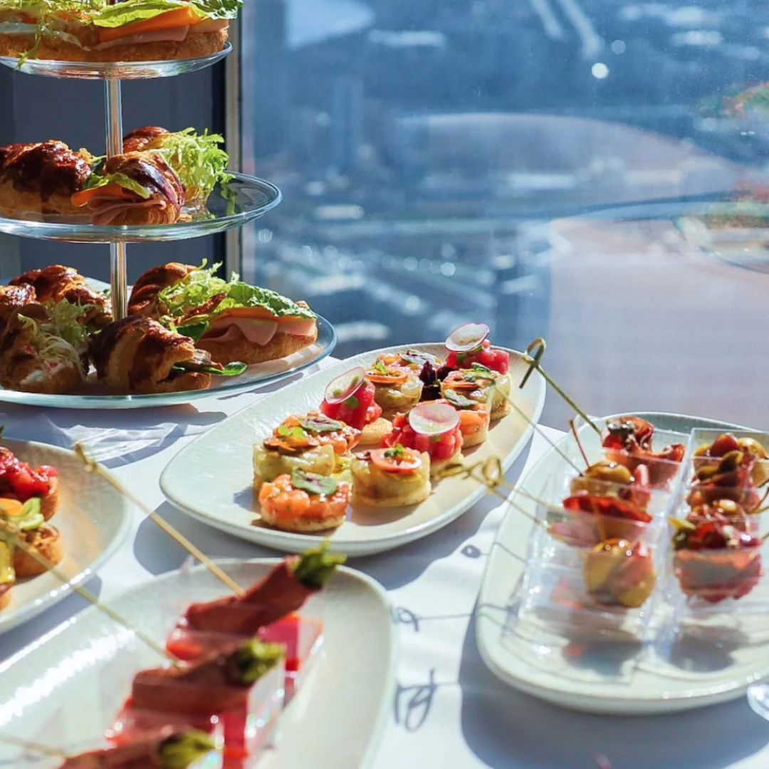 Интерьер/Экстерьер/Банкетная зона/Бар/Стол для двоих/Вход/Главный зал/Lounge зона ресторан Ресторан «360» фото