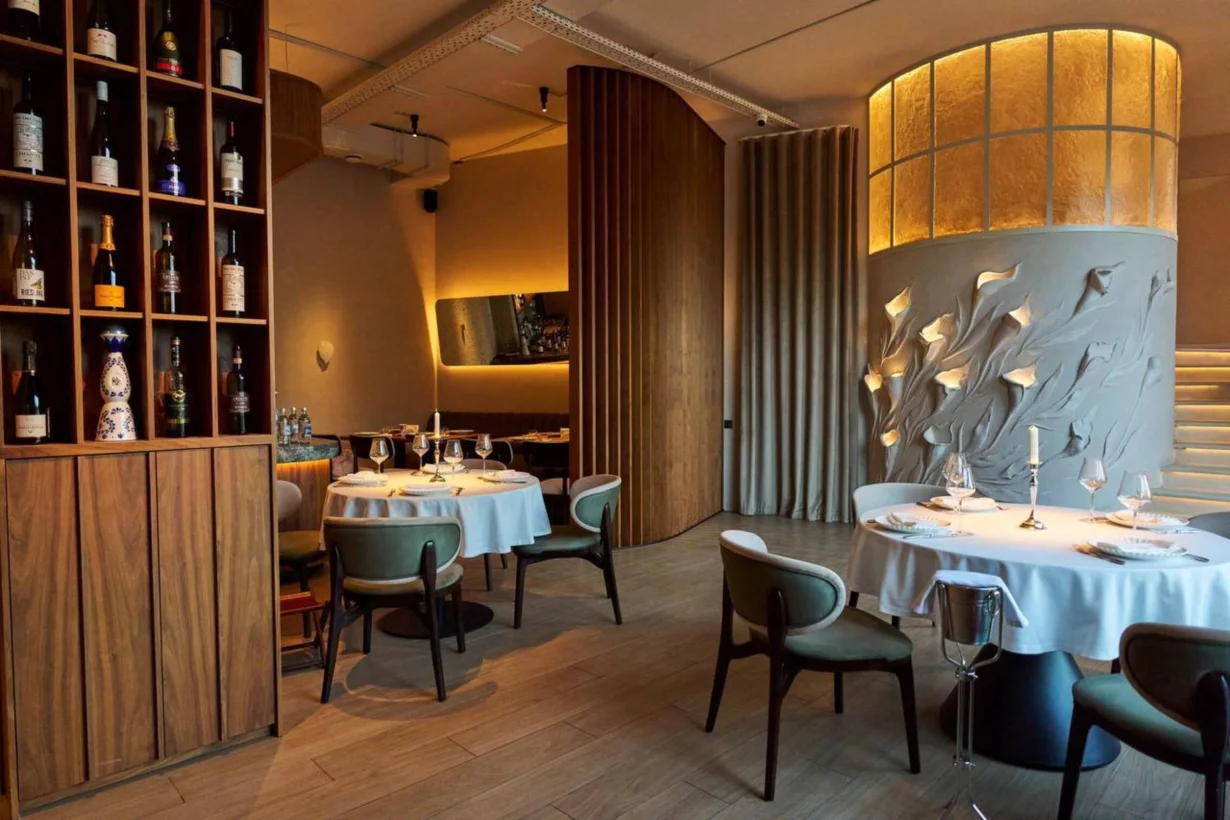 Интерьер/Экстерьер/Банкетная зона/Бар/Стол для двоих/Вход/Главный зал/Lounge зона ресторан Успенские встречи фото