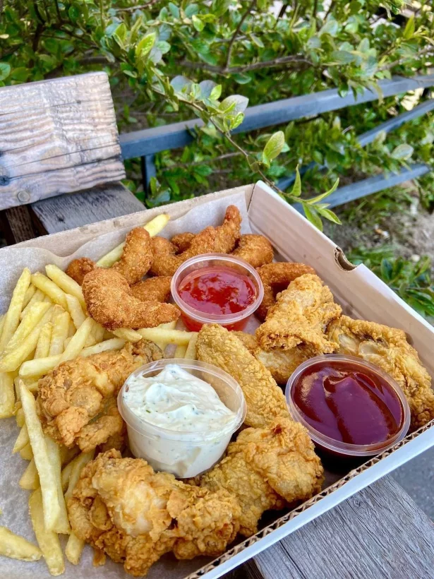 Интерьер/Экстерьер/Банкетная зона/Бар/Стол для двоих/Вход/Главный зал/Lounge зона фастфуд Кур Крыло фото