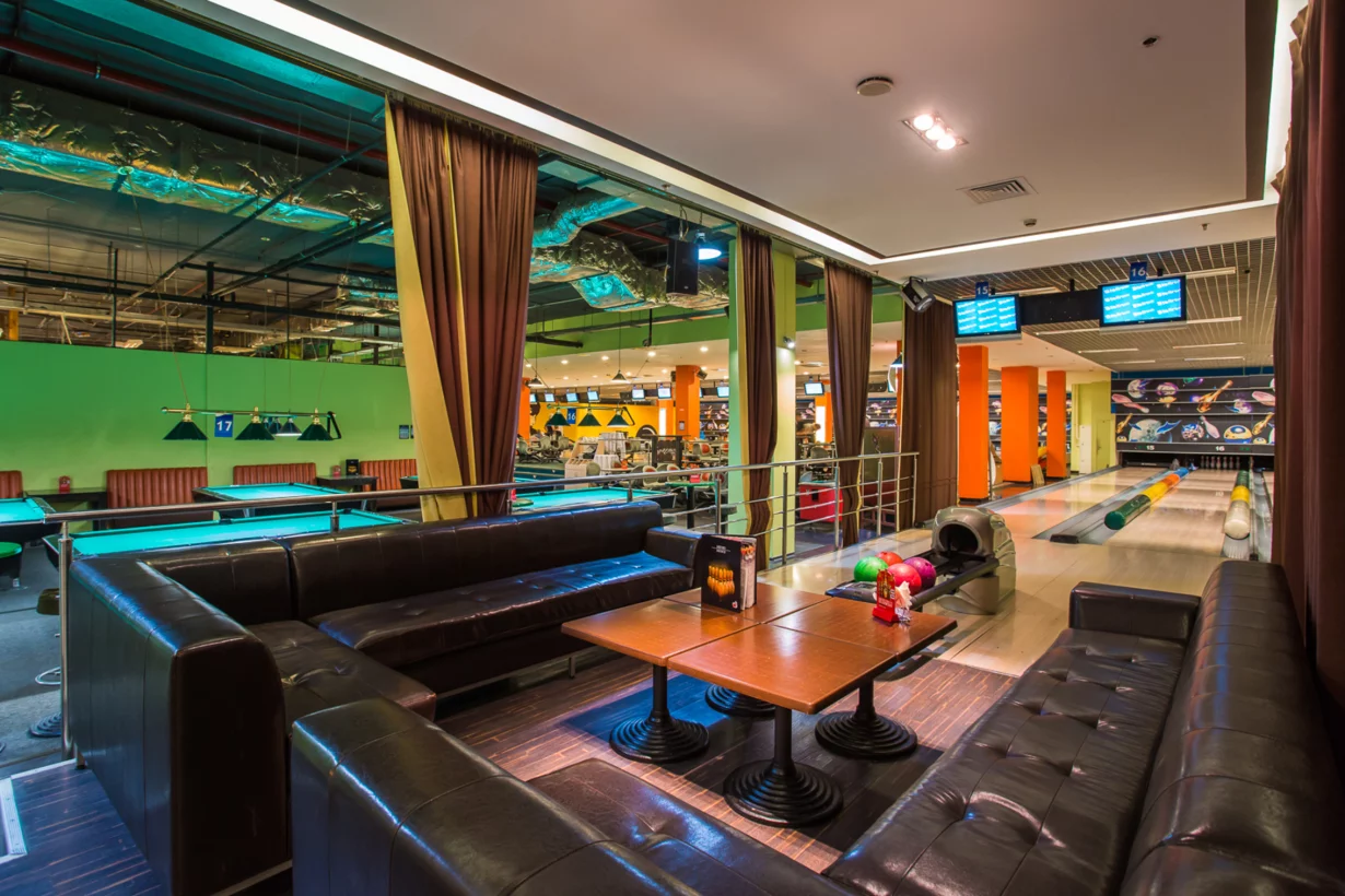 Интерьер/Экстерьер/Банкетная зона/Бар/Стол для двоих/Вход/Главный зал/Lounge зона банкетный зал Боулинг-клуб фото
