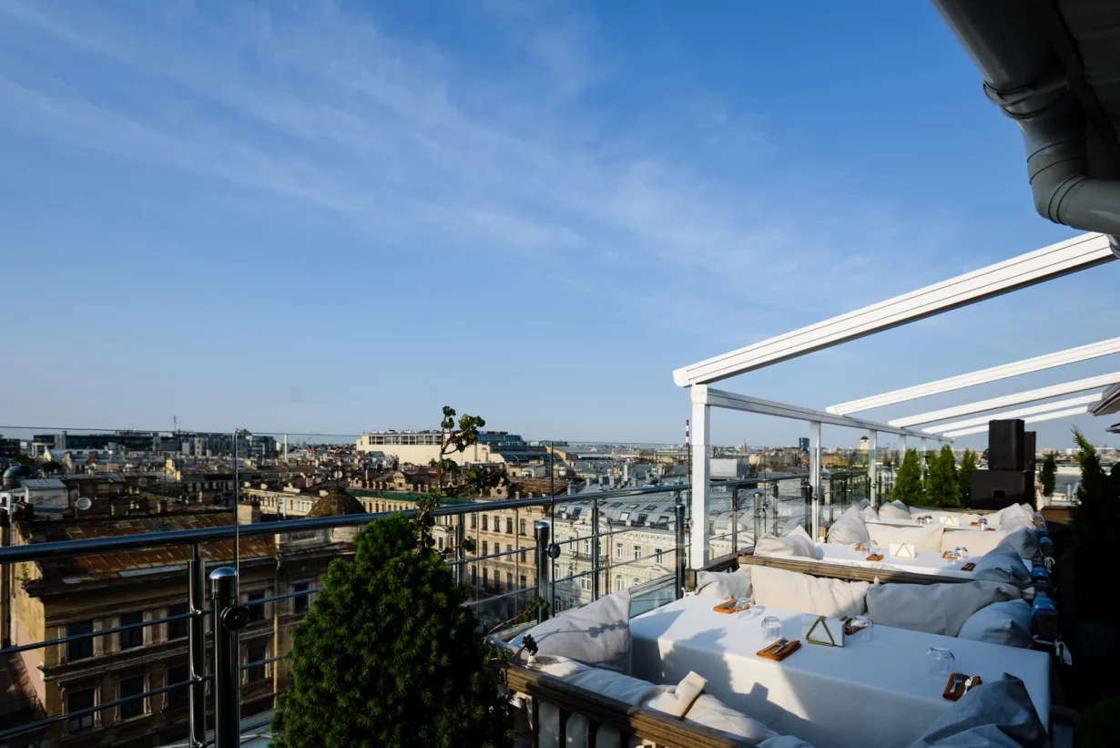 Интерьер/Экстерьер/Банкетная зона/Бар/Стол для двоих/Вход/Главный зал/Lounge зона ресторан Паруса на крыше фото