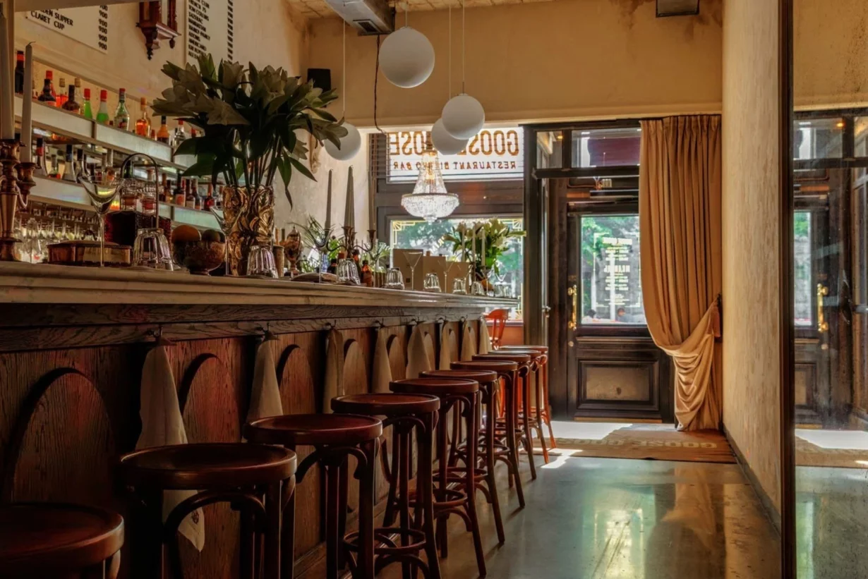 Интерьер/Экстерьер/Банкетная зона/Бар/Стол для двоих/Вход/Главный зал/Lounge зона бар Медведь фото