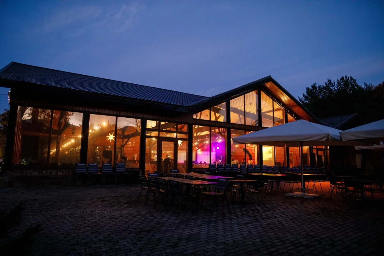 Интерьер/Экстерьер/Банкетная зона/Бар/Стол для двоих/Вход/Главный зал/Lounge зона банкетный зал Шале на склоне фото