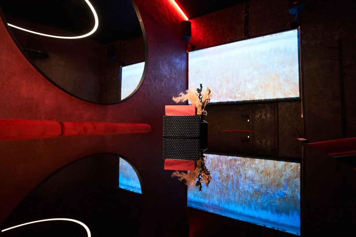 Интерьер/Экстерьер/Банкетная зона/Бар/Стол для двоих/Вход/Главный зал/Lounge зона караоке-клуб Гримёрка фото