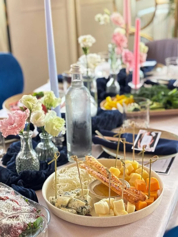 Интерьер/Экстерьер/Банкетная зона/Бар/Стол для двоих/Вход/Главный зал/Lounge зона ресторан Kostèr Сити фото