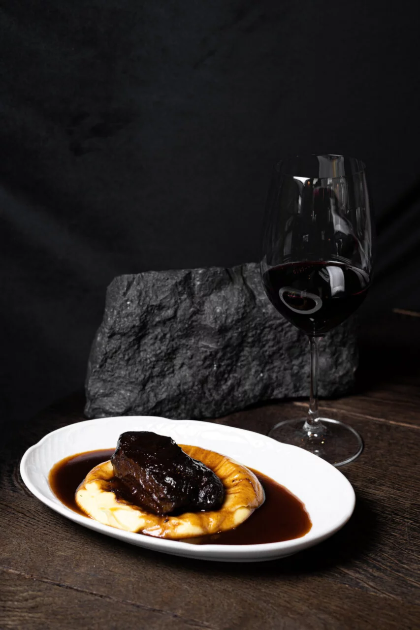 Интерьер/Экстерьер/Банкетная зона/Бар/Стол для двоих/Вход/Главный зал/Lounge зона стейк-хаус Рыбы нет фото