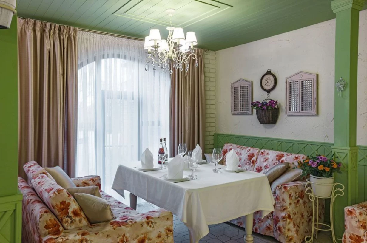 Интерьер/Экстерьер/Банкетная зона/Бар/Стол для двоих/Вход/Главный зал/Lounge зона кафе Тропиканка фото