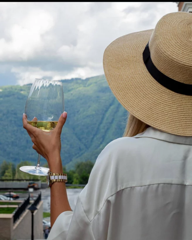 Интерьер/Экстерьер/Банкетная зона/Бар/Стол для двоих/Вход/Главный зал/Lounge зона винотека Культ вина фото