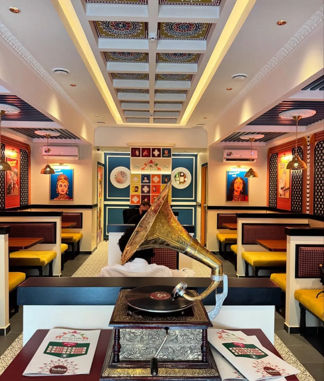 Интерьер/Экстерьер/Банкетная зона/Бар/Стол для двоих/Вход/Главный зал/Lounge зона кафе Curry India фото