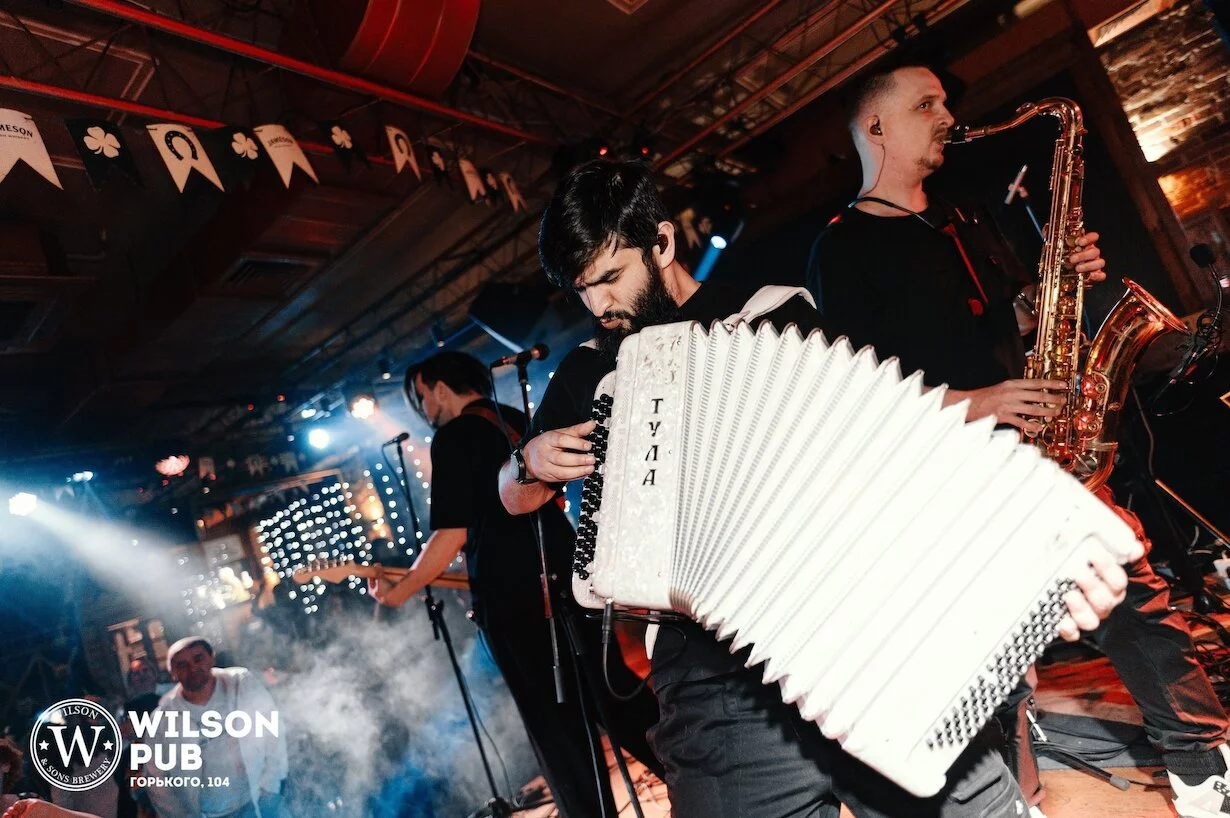 Интерьер/Экстерьер/Банкетная зона/Бар/Стол для двоих/Вход/Главный зал/Lounge зона бар Wilson Pub фото