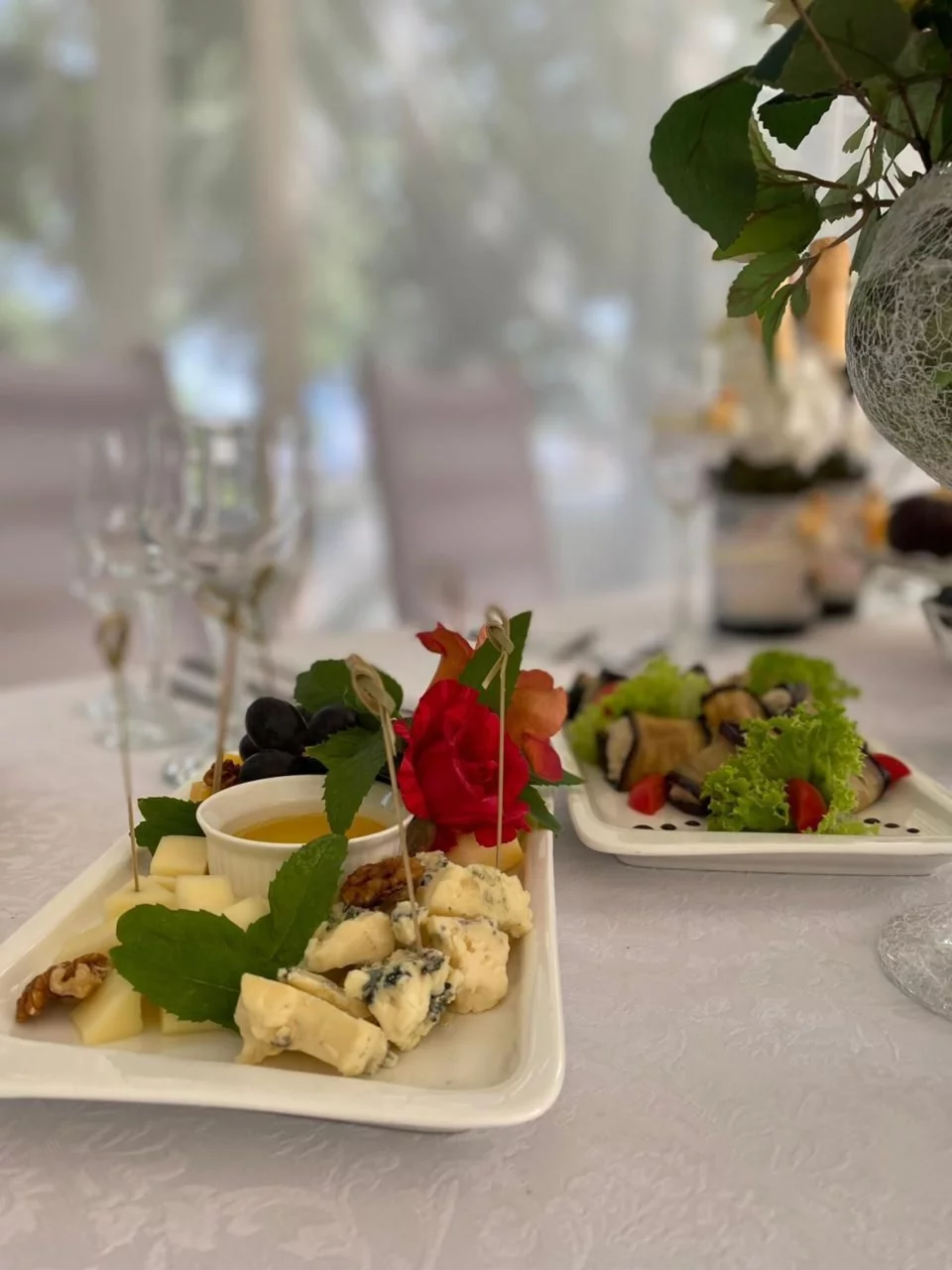 Интерьер/Экстерьер/Банкетная зона/Бар/Стол для двоих/Вход/Главный зал/Lounge зона банкетный зал Favorit Premium Cafe фото