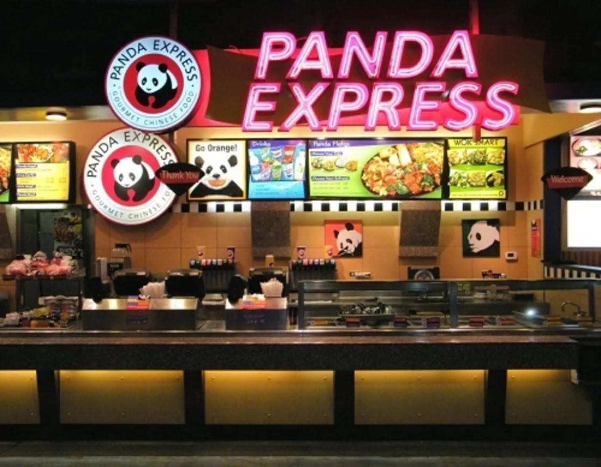 Интерьер/Экстерьер/Банкетная зона/Бар/Стол для двоих/Вход/Главный зал/Lounge зона кафе Panda Express фото