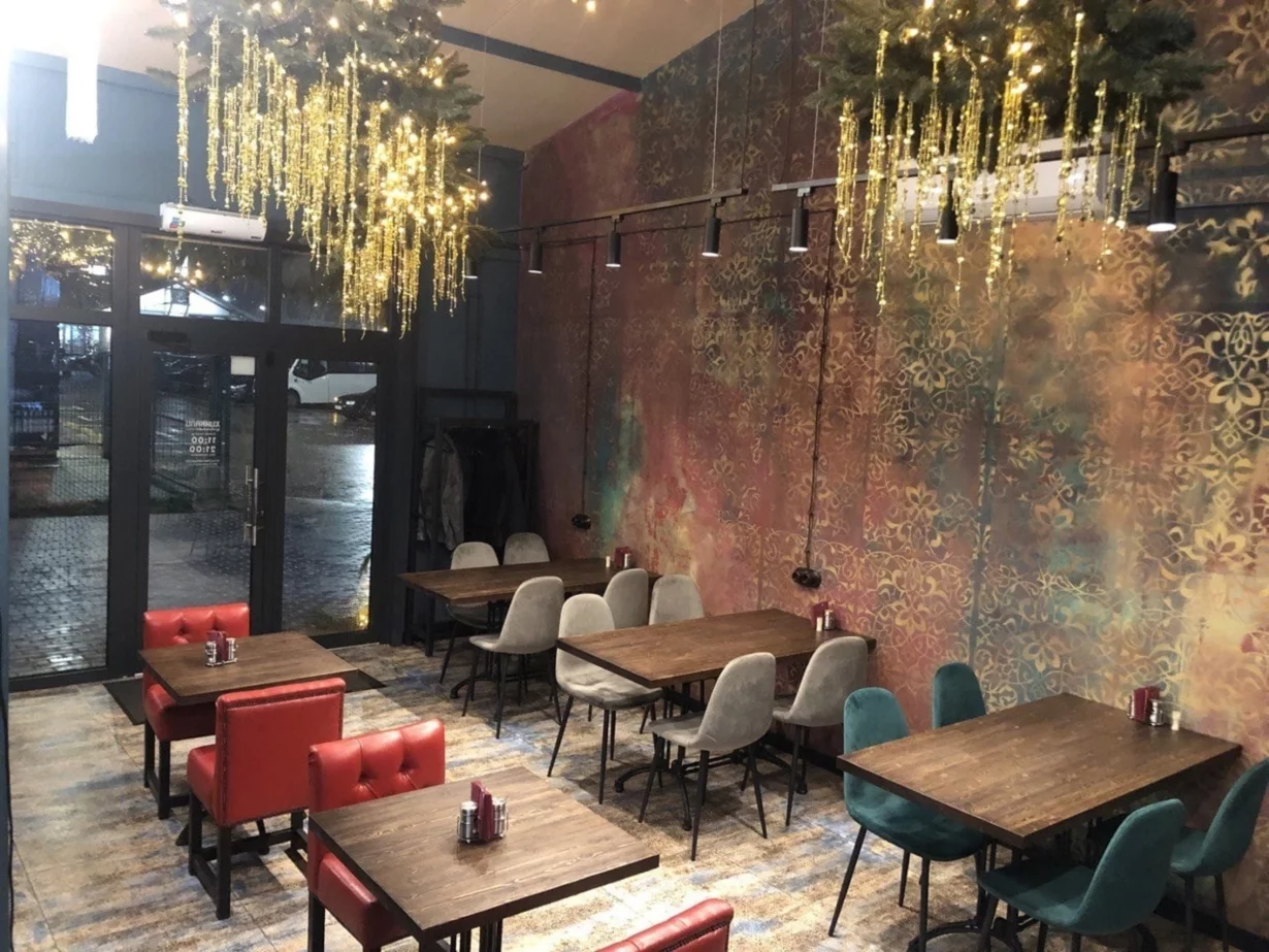 Интерьер/Экстерьер/Банкетная зона/Бар/Стол для двоих/Вход/Главный зал/Lounge зона кафе Хинкали Пиросмани фото