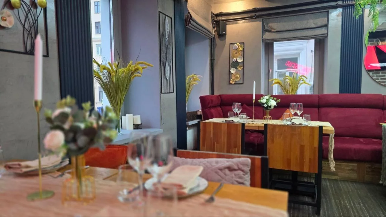 Интерьер/Экстерьер/Банкетная зона/Бар/Стол для двоих/Вход/Главный зал/Lounge зона ресторан Раковарня «В ус не дул» на Пятницкой фото