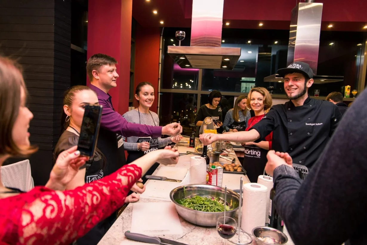 Интерьер/Экстерьер/Банкетная зона/Бар/Стол для двоих/Вход/Главный зал/Lounge зона кулинарная студия Игра столов фото