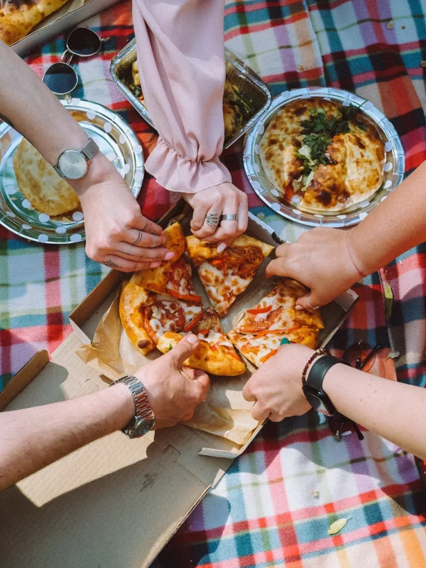 Интерьер/Экстерьер/Банкетная зона/Бар/Стол для двоих/Вход/Главный зал/Lounge зона рюмочная Мама Тата фото