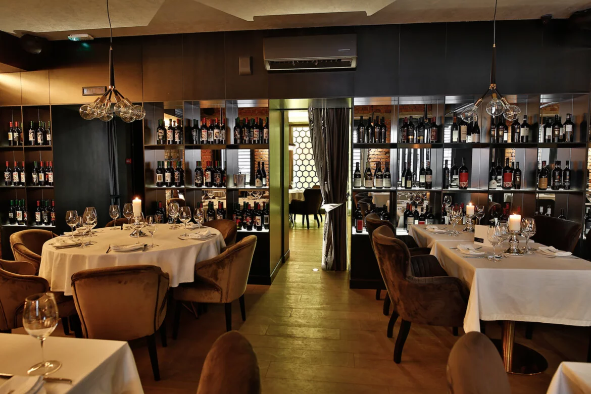 Ер адамның үстінде семіз әйел отырады (порно) Жігіттер жыныстық қатынас кезінде қыздарға зәр береді