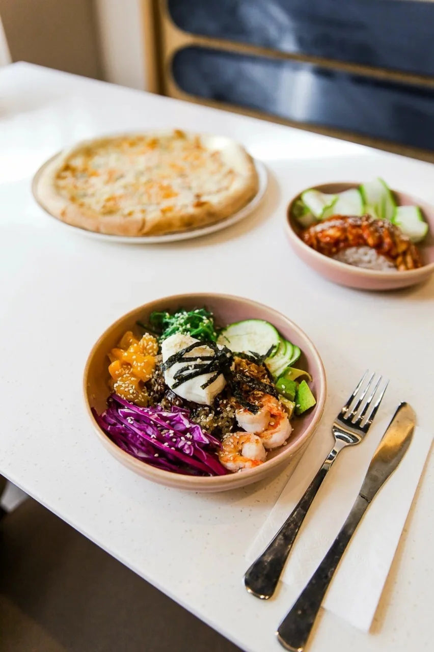 Интерьер/Экстерьер/Банкетная зона/Бар/Стол для двоих/Вход/Главный зал/Lounge зона кафе Здрасте фото