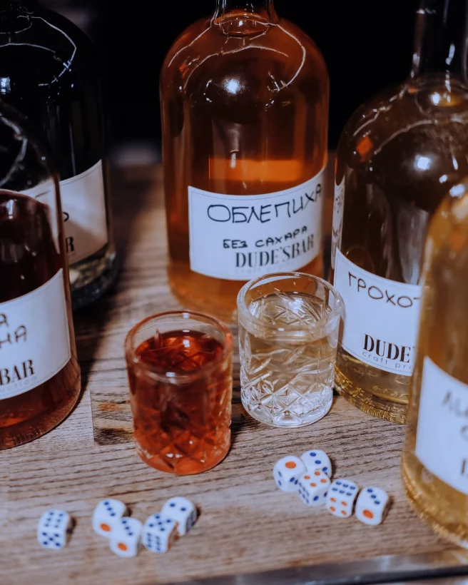 Интерьер/Экстерьер/Банкетная зона/Бар/Стол для двоих/Вход/Главный зал/Lounge зона бар Dude'sbar фото