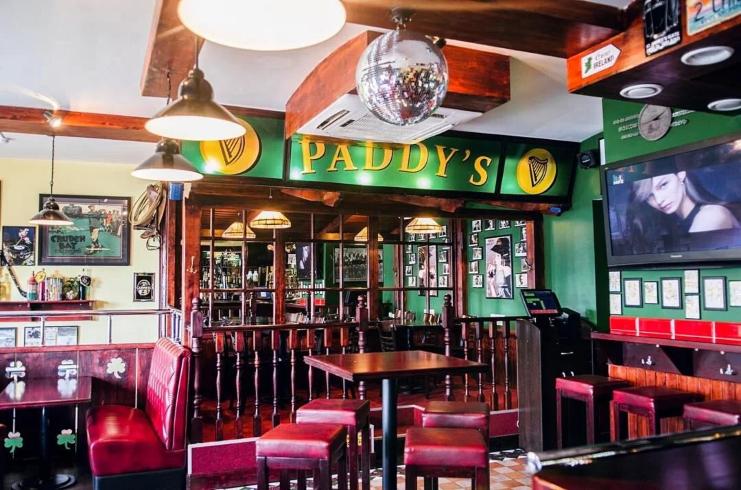 Интерьер/Экстерьер/Банкетная зона/Бар/Стол для двоих/Вход/Главный зал/Lounge зона паб Paddy's Irish Pub & Eatery фото