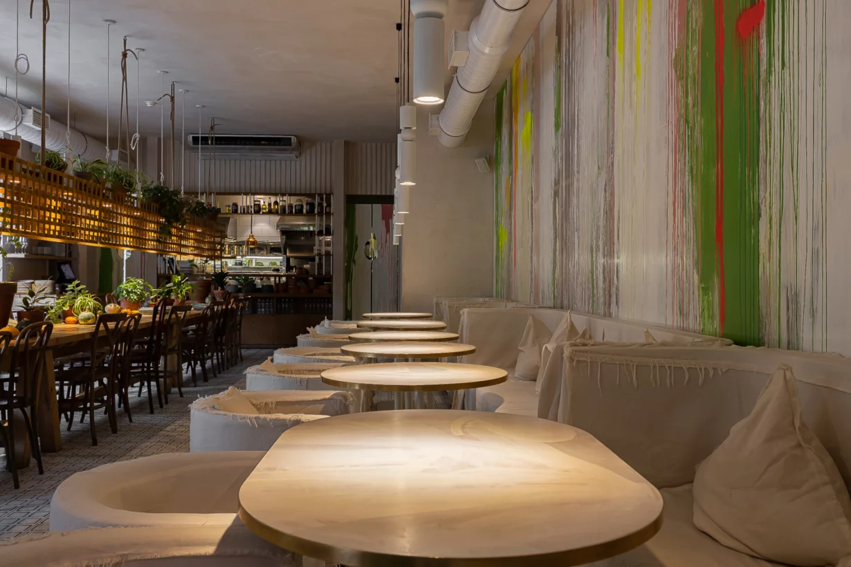 Интерьер/Экстерьер/Банкетная зона/Бар/Стол для двоих/Вход/Главный зал/Lounge зона ресторан Animals фото