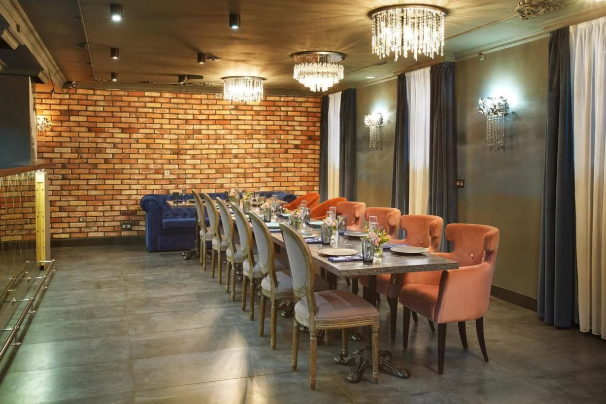 Интерьер/Экстерьер/Банкетная зона/Бар/Стол для двоих/Вход/Главный зал/Lounge зона ресторан Regul фото