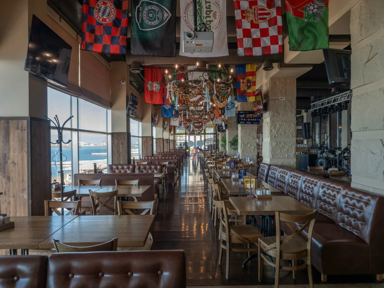 Интерьер/Экстерьер/Банкетная зона/Бар/Стол для двоих/Вход/Главный зал/Lounge зона ресторан Старград фото