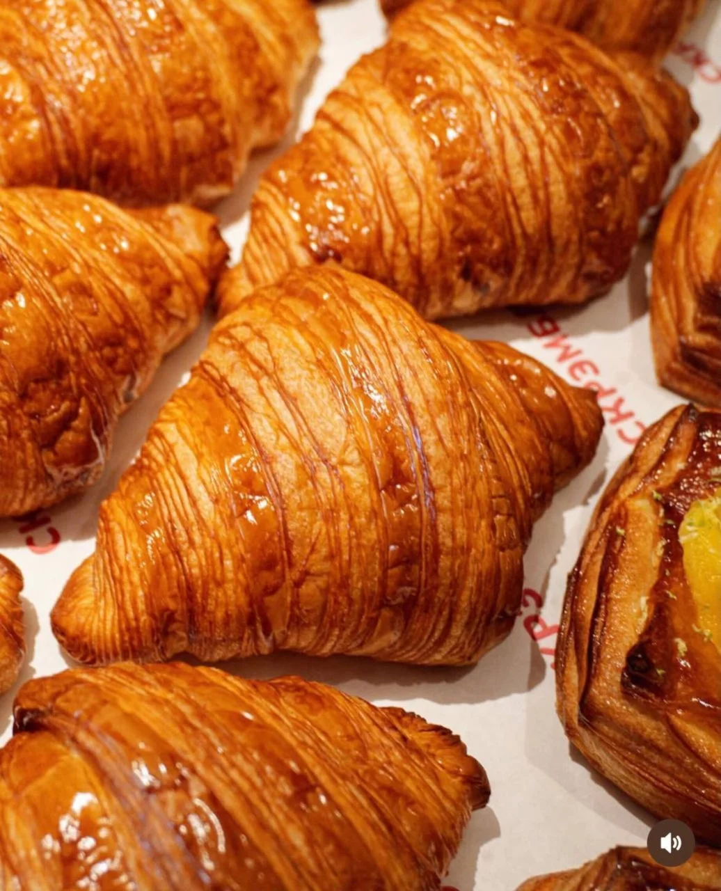 Интерьер/Экстерьер/Банкетная зона/Бар/Стол для двоих/Вход/Главный зал/Lounge зона кафе Скрэмбл фото