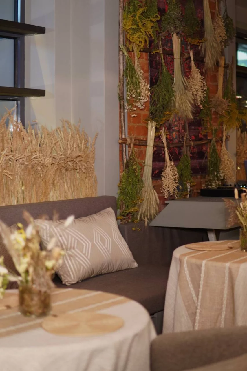 Интерьер/Экстерьер/Банкетная зона/Бар/Стол для двоих/Вход/Главный зал/Lounge зона ресторан Своё фото