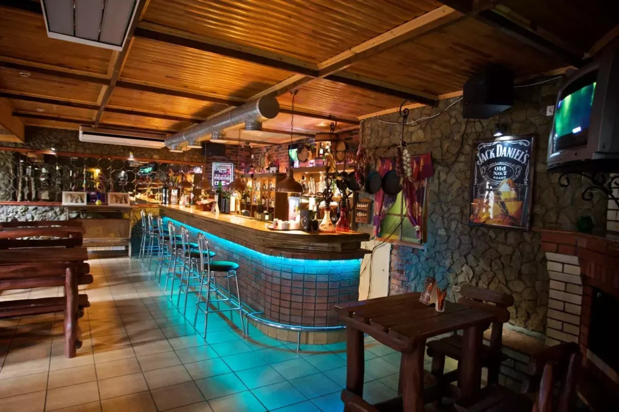 Интерьер/Экстерьер/Банкетная зона/Бар/Стол для двоих/Вход/Главный зал/Lounge зона кафе Трактиръ фото