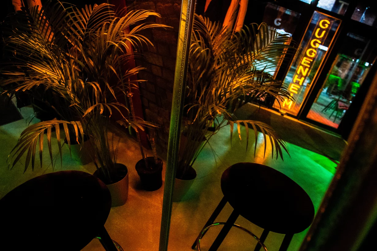Интерьер/Экстерьер/Банкетная зона/Бар/Стол для двоих/Вход/Главный зал/Lounge зона бар Guggenheim фото
