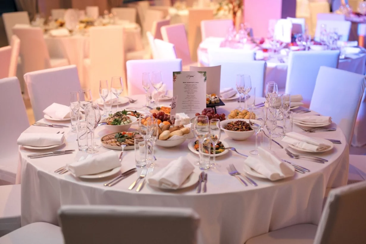 Интерьер/Экстерьер/Банкетная зона/Бар/Стол для двоих/Вход/Главный зал/Lounge зона ресторан Domina Пулково фото