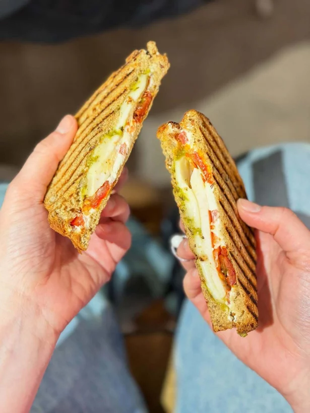 Интерьер/Экстерьер/Банкетная зона/Бар/Стол для двоих/Вход/Главный зал/Lounge зона кофейня Kos. Place фото