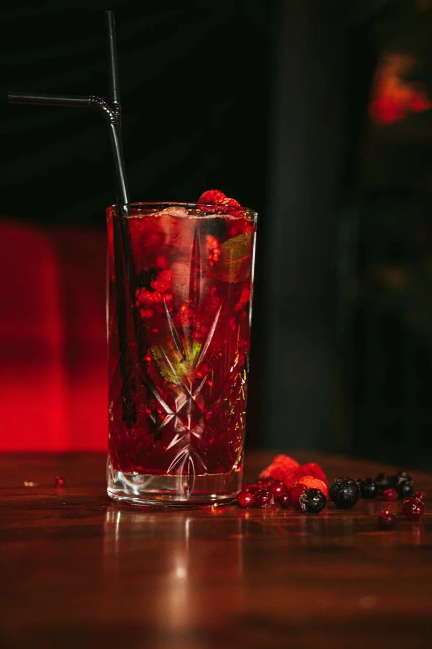 Интерьер/Экстерьер/Банкетная зона/Бар/Стол для двоих/Вход/Главный зал/Lounge зона бар For by Friends фото